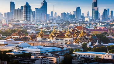 Le Palais royal de Bangkok avec en arrière-plan des gratte-ciel 