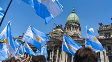 Des gens brandissant le drapeau argentin