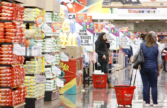 Personnes faisant leurs courses dans l’un des magasins de Soriana, le plus grand détaillant du Mexique