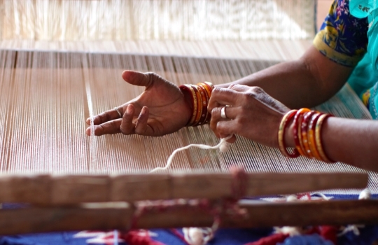Une Indienne utilisant un métier à tisser