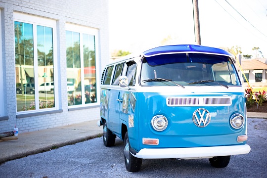 VW: Baby blue retro Volkswagen van