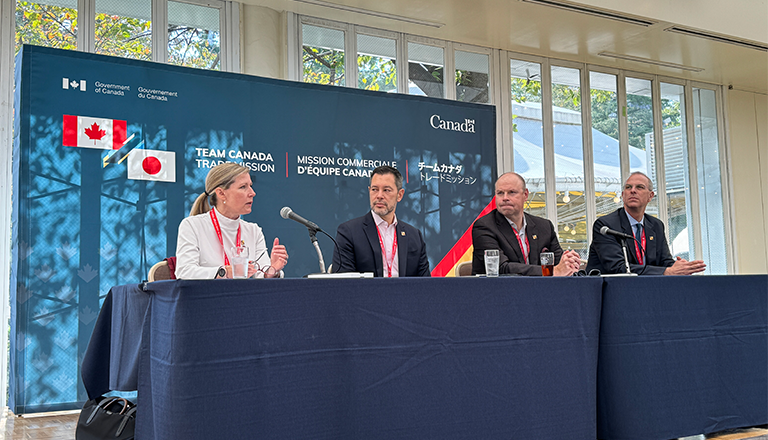 Un panel de quatre personnes assises, participant à une mission commerciale canadienne, s’adresse à un auditoire d’exportateurs lors d’un événement sur le commerce au Japon