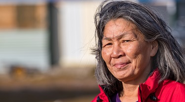 Femme autochtone regardant au loin, dans le vent