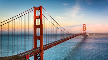 Vue du Golden Gate de San Francisco au coucher du soleil