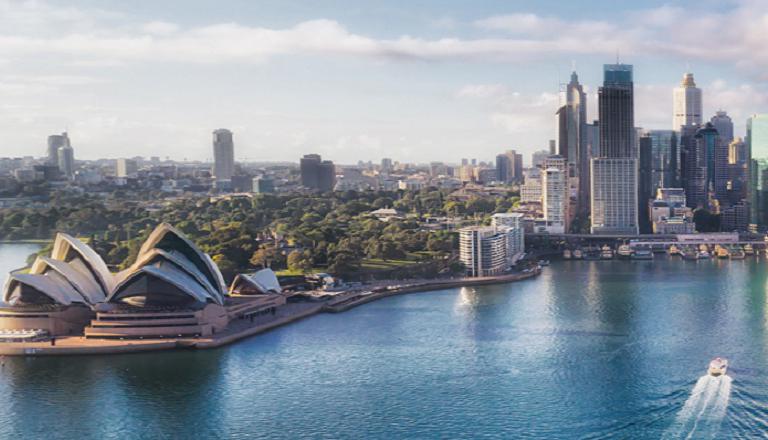 Navire de croisière accosté l'autre côté de la baie en face de l'Opéra de Sydney