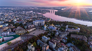 Le soleil se lève derrière une ville ukrainienne.