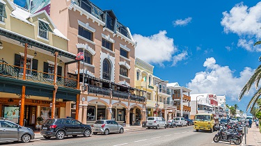 Rue bordée de voitures et d’immeubles à Hamilton, aux Bermudes