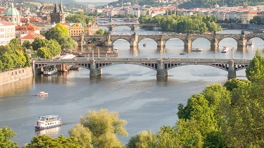 Vue de ponts surplombant la rivière Vltava à Prague, en République tchèque.
