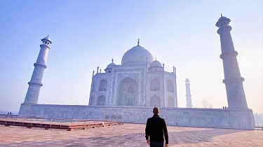 Un homme marchant devant le Taj Mahal, en Inde