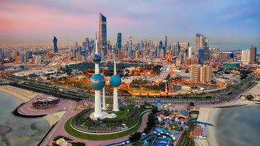 Vue panoramique de la ville de Koweït, au Koweït, au crépuscule. 