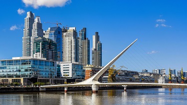 Quais de Puerto Madero et Puente de la Mujer, à Buenos Aires, en Argentine.