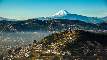 Vue de El Panecillo au centre de Quito, Équateur, avec le Cotopaxi en arrière-plan.