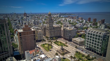 La Plaza Independencia et le Palacio Salvo de Montevideo, en Uruguay.