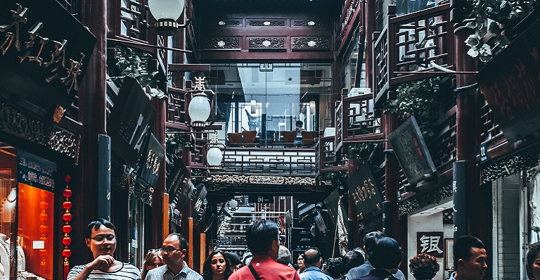Foule attroupée au marché bourdonnant d’un vieux quartier de Shanghaï.
