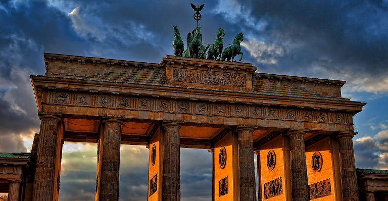 Soleil couchant sur la Porte de Brandebourg, à Berlin.