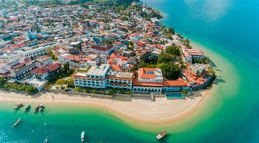 La ville de pierre de Zanzibar inondée de soleil