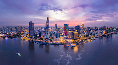 La silhouette des édifices et l’infrastructure routière de Hô Chi Minh-Ville au Vietnam