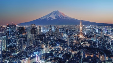 Les toits de Tokyo illuminés la nuit.