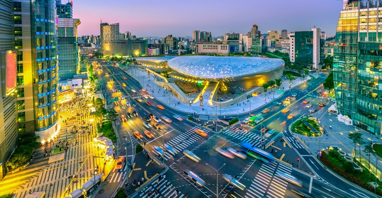 Paysage nocturne du Dongdaemun Design Plaza, semblable à un vaisseau spatial, à Séoul
