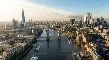Vue aérienne de Londres et du Tower Bridge.