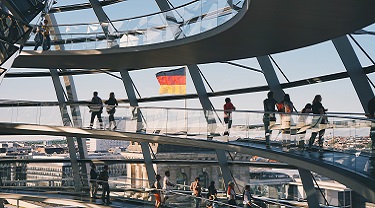 Édifice de verre courbé à Berlin