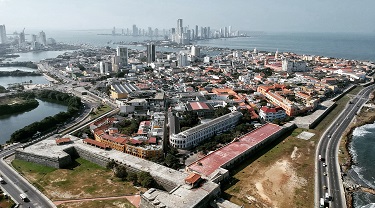 Vue aérienne d’une agglomération urbaine colombienne