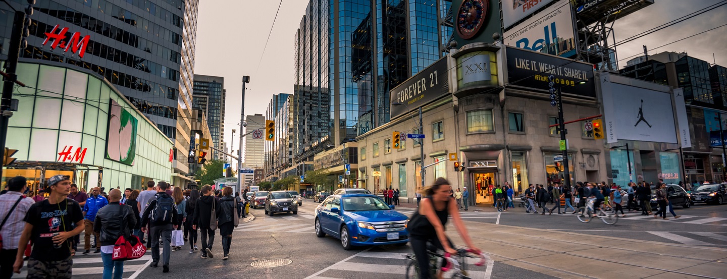 Intersection de rue dans une ville occupe avec des voitures 