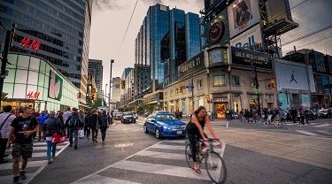 Intersection de rue dans une ville occupe avec des voitures 