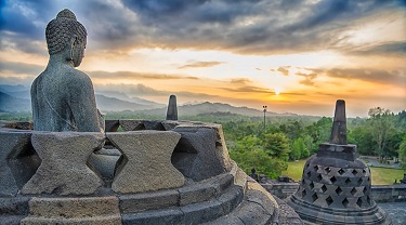 Coucher de soleil sur le temple de Borobudur dans la province de Java central