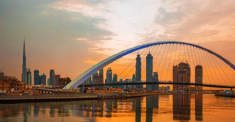 Le crépuscule tombe sur les gratte-ciel de Dubaï, aux EAU.