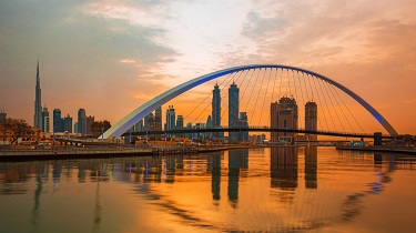 Le crépuscule tombe sur les gratte-ciels de Dubaï, aux EAU.