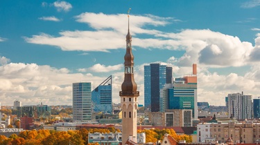 Vue aérienne de jour de la ville avec l’ancien hôtel de ville à flèche et les gratte-ciel des bureaux modernes en arrière-plan à Tallinn en Estonie.