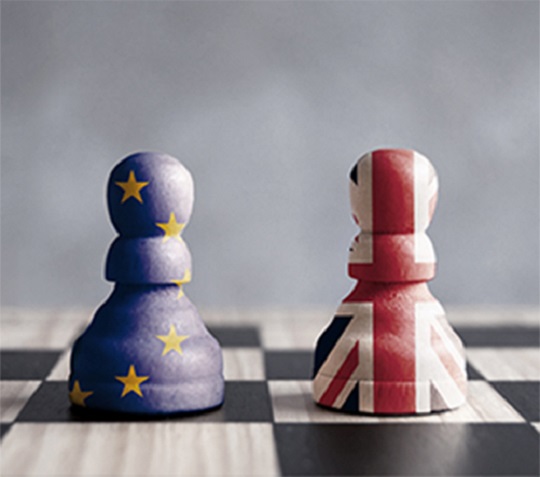 Chess pieces with European and UK flag show the complex relationship between Brexit and Canada-EU trade.