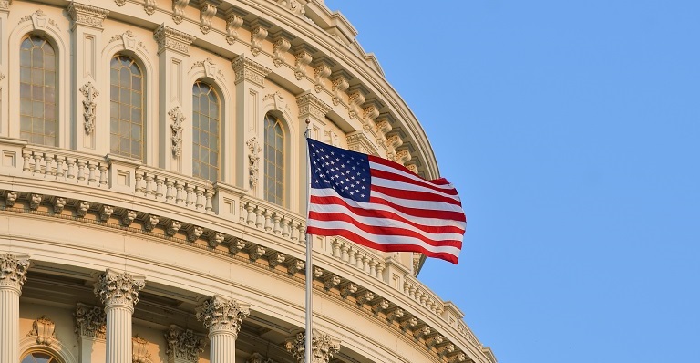 Le drapeau américain flotte au Capitole des États-Unis