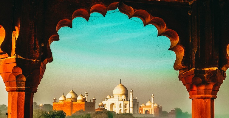 Une lueur dorée enveloppe Le Taj Mahal en Inde.