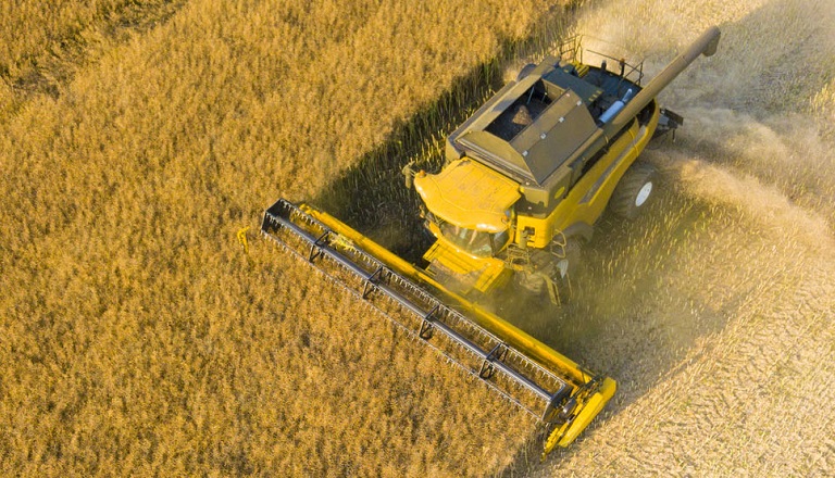  Un fermier s'occupe des cultures à l'aide de machinerie lourde