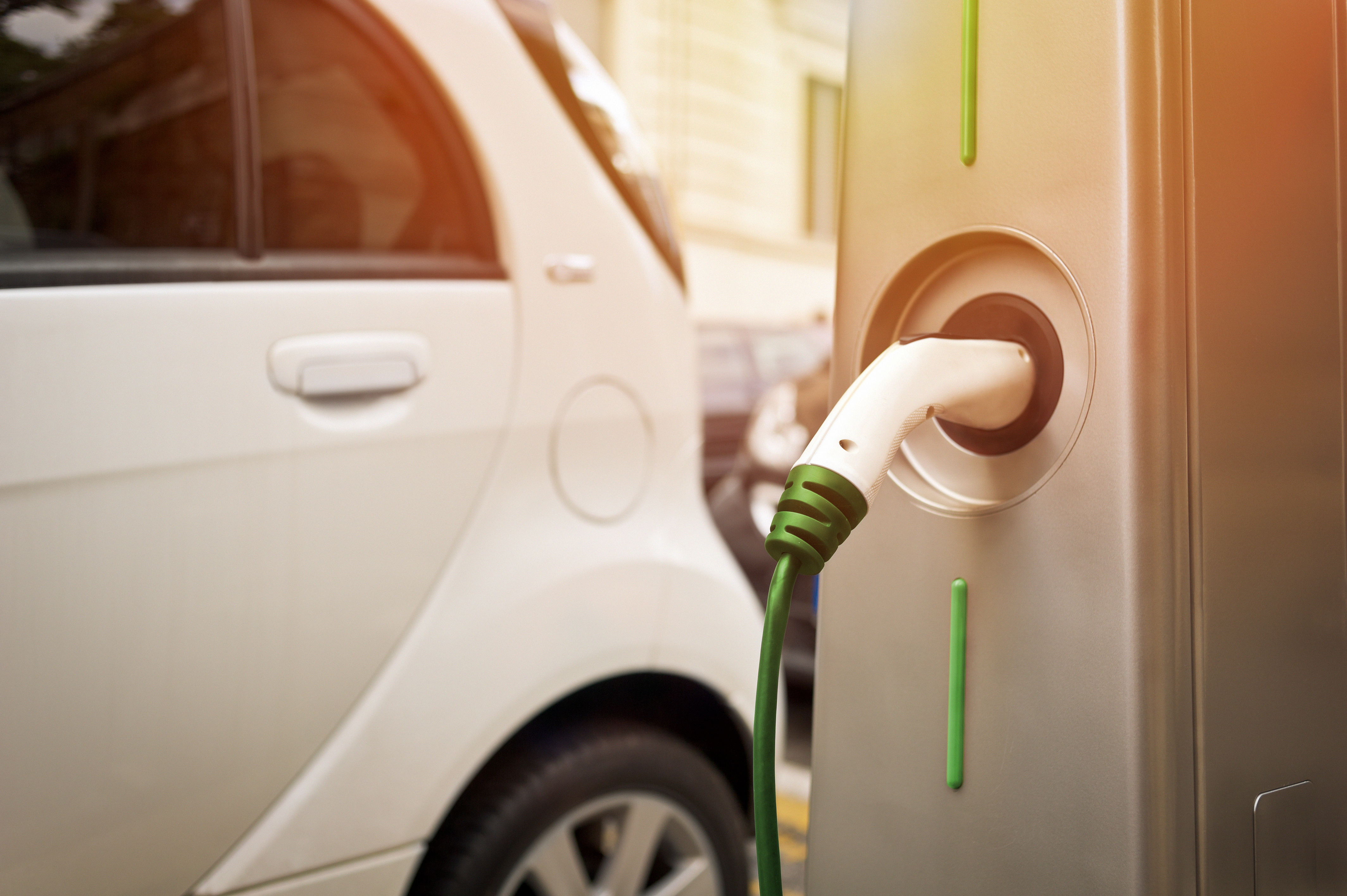 Une voiture électrique branchée à une borne de recharge.