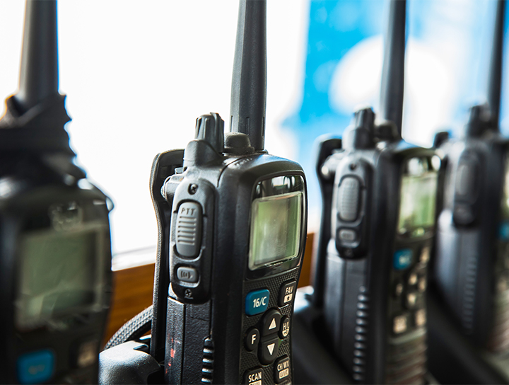 De nombreux walkie-talkies se tiennent debout dans leur chargeur.