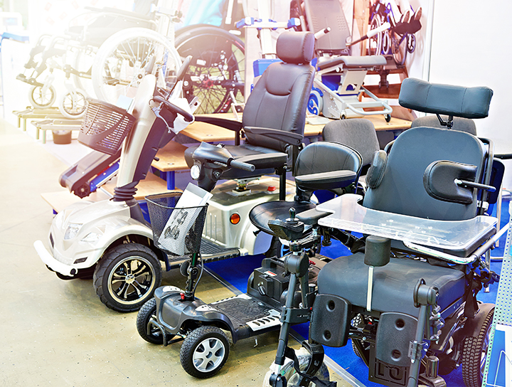Divers fauteuils roulants et scooters exposés dans un showroom.