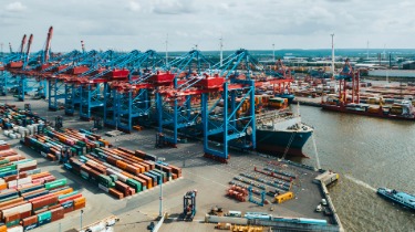 Vue aérienne du terminal à conteneurs de grues de cargaison dans le port de Hambourg, en Allemagne