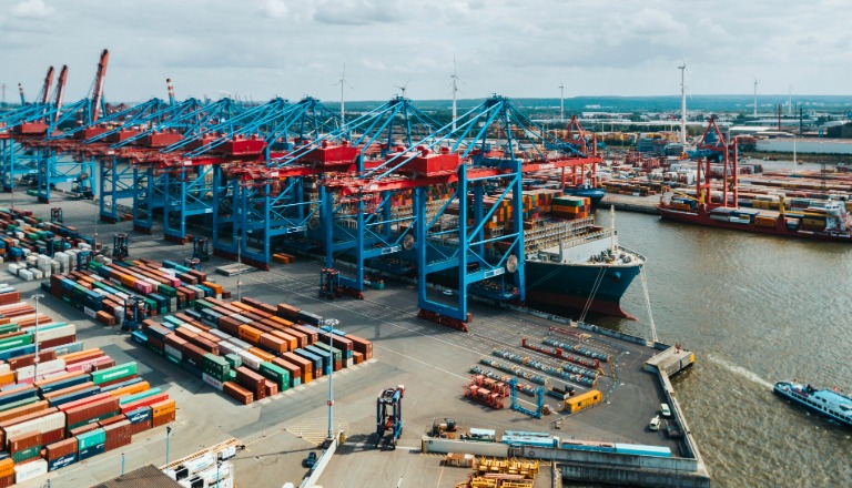 Vue aérienne du terminal à conteneurs de grues de cargaison dans le port de Hambourg, en Allemagne