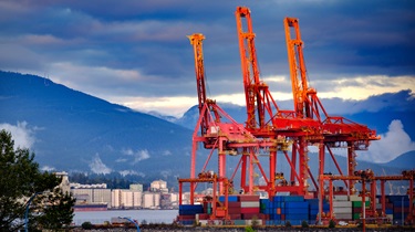 Trois grues pour le chargement de conteneurs maritimes dans un port