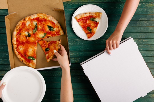 Pizza prête à manger dans sa boîte