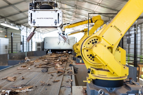 Un gros robot trie des déchets.