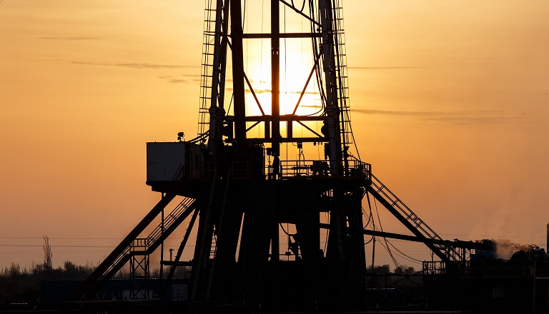 Le soleil se couche sur la plate-forme pétrolière