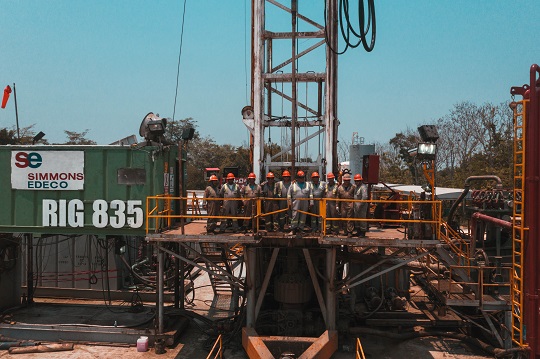 Simmons Edeco team on oil rig