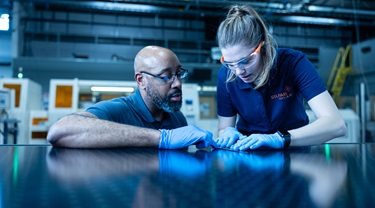 Deux techniciens de Silfab travaillent sure un panneau solaire.