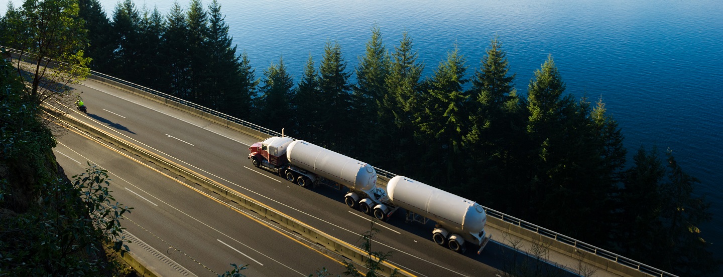 Camion 18 roues conduisant sur une route avec un paysage pittoresque