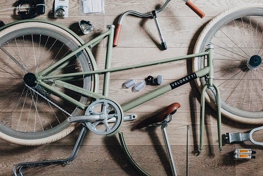 Les pièces du vélo attendent d'être assemblées.