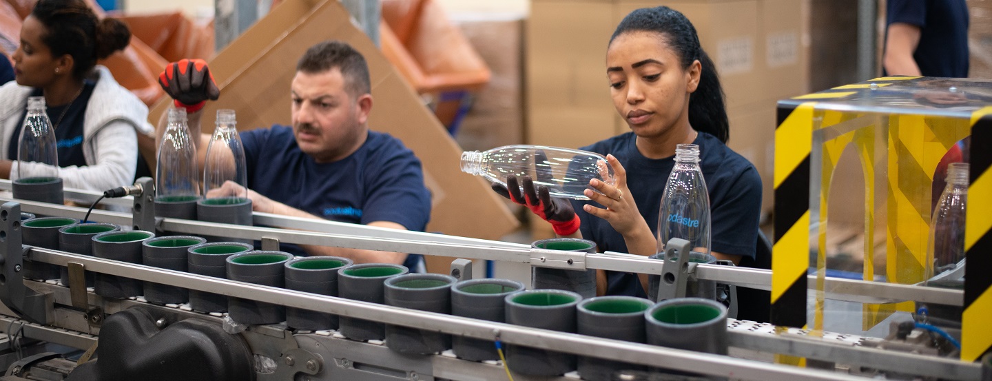 Un ouvrier vérifie la qualité d’une pièce fabriquée.